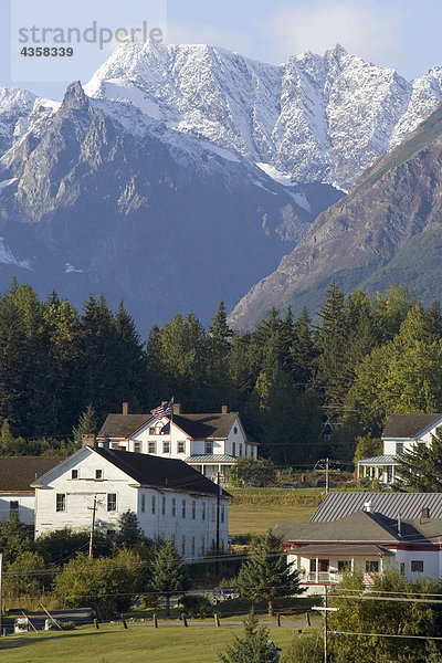 Fort Seward in Haines gegen Chilkat Range SE AK Herbst Tongass NF historischen