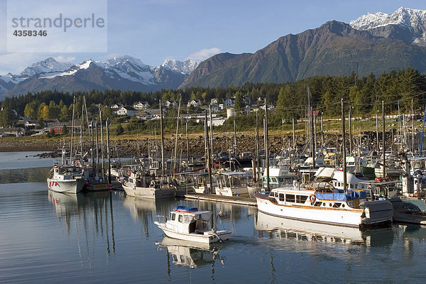 Private Boote im Hafen von Haines SE AK Herbst Chilkat Range