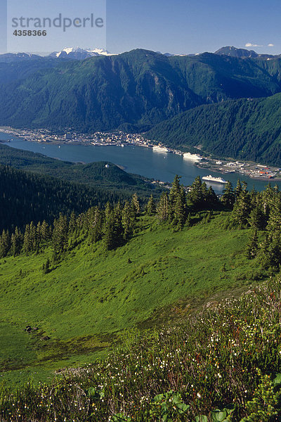 Juneau w/Kreuzfahrtschiffe von Mt Jumbo Tongass NF SE AK Sommer