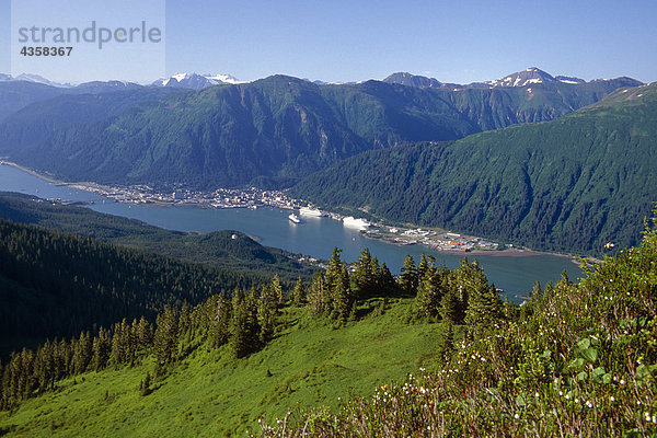 Juneau w/Kreuzfahrtschiffe von Mt Jumbo Tongass NF SE AK Sommer