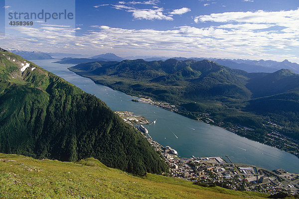 Juneau w/Kreuzfahrtschiffe von Mt Juneau Tongass NF SE AK Sommer