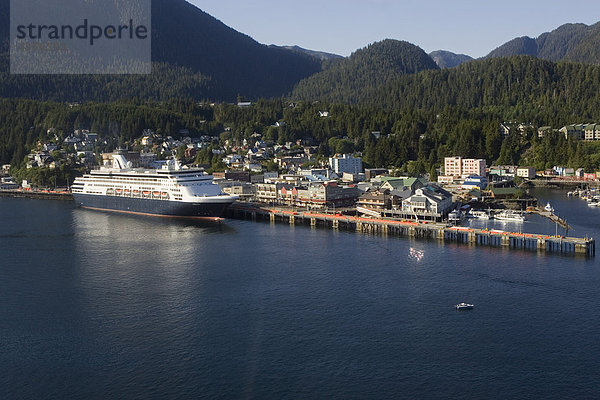 Luftbild von Holland America Cruise Ship * Veendam * @ Dockside Ketchikan Alaska Southeast Sommer Tongass Narrows