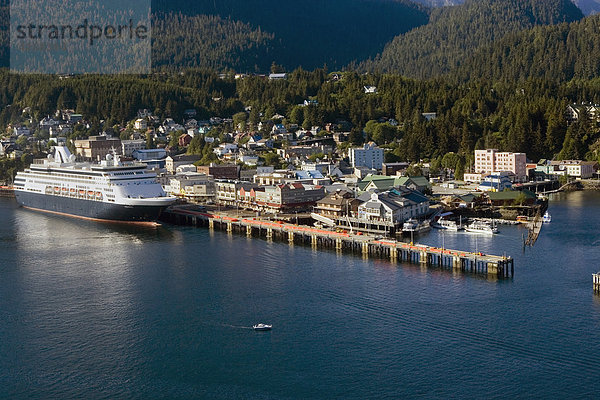 Luftbild von Holland America Cruise Ship * Veendam * @ Dockside Ketchikan Alaska Southeast Sommer Tongass Narrows