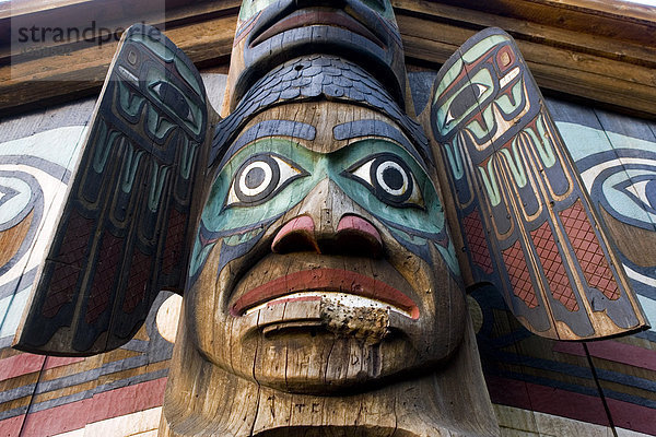 nahe Wohnhaus Sommer Geschichte Close-up schnitzen Süden Ketchikan Totempfahl Volksstamm Stamm Alaska