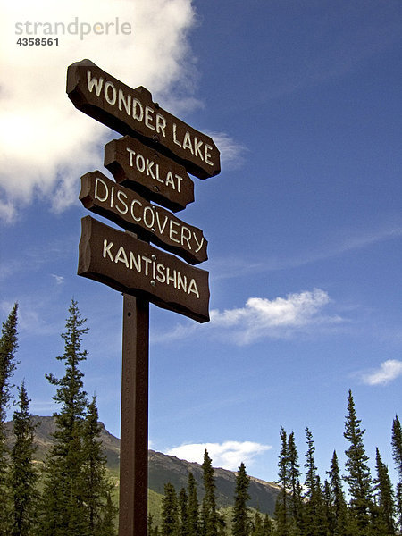 Straßenschild im Denali National Park auf verschiedenen Destinationen Inland Alaska Sommer