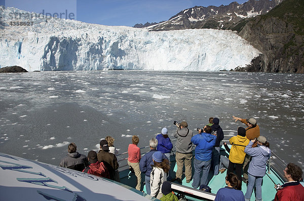 Touristen Ansicht Gletscher vom Bug einer Kenai Fjords Tour von Resurrection Bay  Seward  Alaska