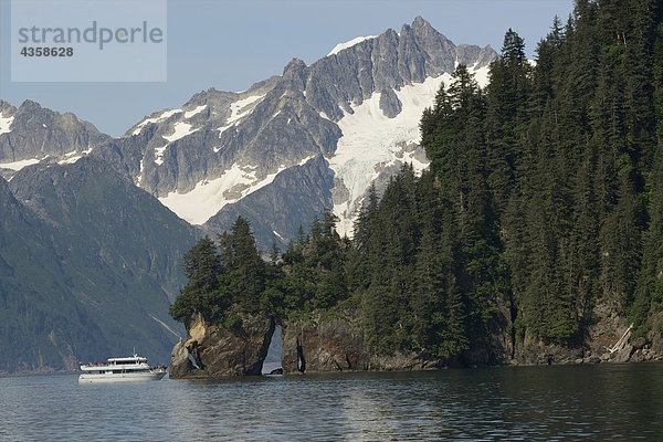 Kenai Fjords Tour Boot in Bucht in der Nähe von Seward  Alaska im Sommer