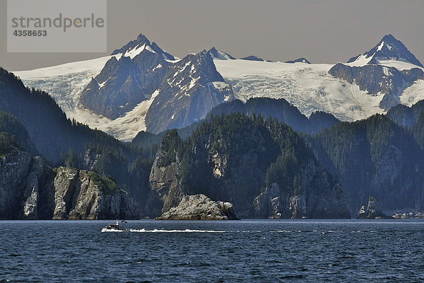 Kenai Fjords Tour Boot in Bucht in der Nähe von Seward  Alaska im Sommer