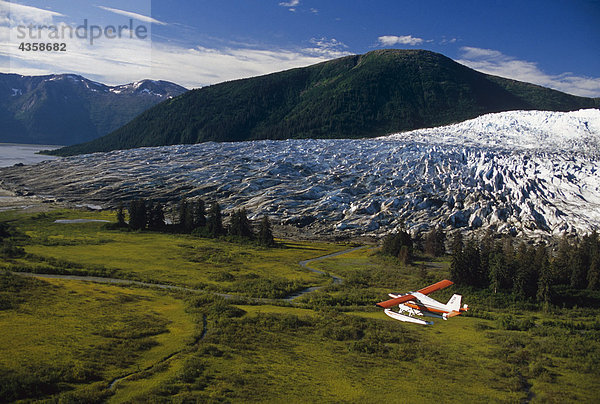 Helio-Courier Schwimmerflugzeugen überfliegen Mendenhall w/Gletscher Südosten AK Küste CT Tongass NF