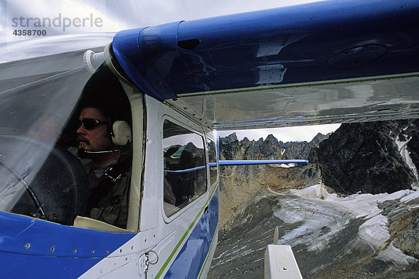 Luftbild des Pilot der Cessna Schwimmerflugzeugen SW AK Herbst Neacola CT Lake Clark NP