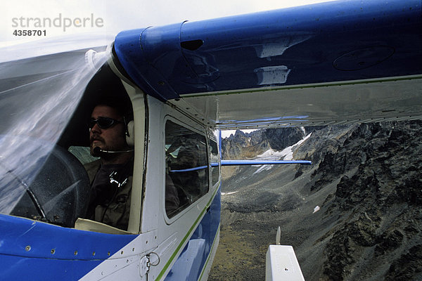 Luftbild des Pilot der Cessna Schwimmerflugzeugen SW AK Herbst Neacola CT Lake Clark NP