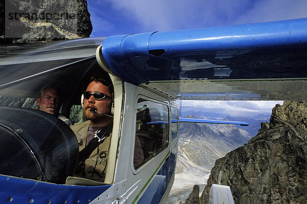 Luftbild des Pilot der Cessna Schwimmerflugzeugen SW AK Herbst Neacola CT Lake Clark NP