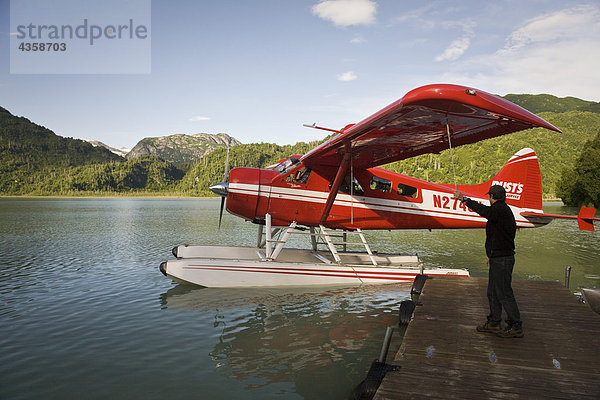 Sommer Vorbereitung verlassen Mensch See Fluss Dock Lodge Landhaus groß großes großer große großen Süden Mount Redoubt Alaska Wasserflugzeug Alaska Bucht Biber