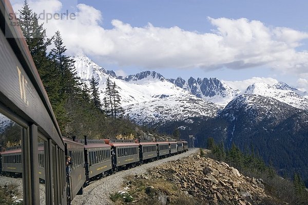 White Pass und Yukon Railroad Zug und Sawtooth Range in der Nähe von Skagway Alaska Southeast Sommer