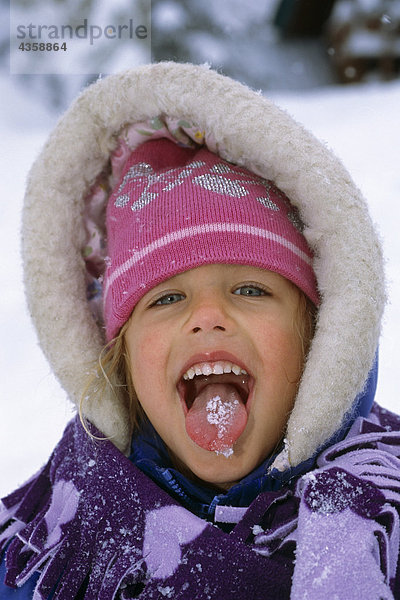Junges Mädchen fangen Schneeflocken auf Zunge SC AK Winter