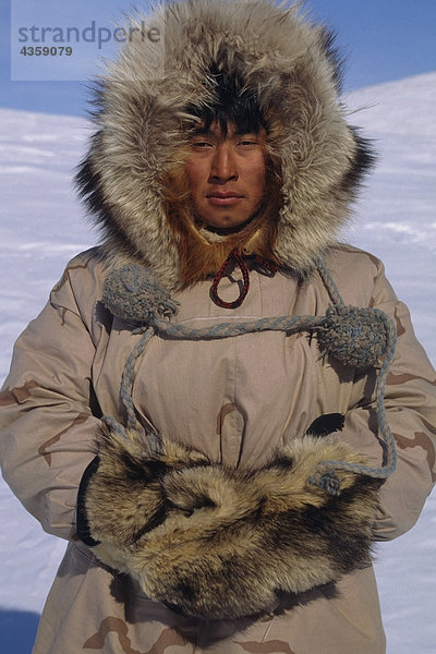Porträt von Inupiat Eskimo Mann in Wolf Ruff Parka Buckland Alaska Western Frühling