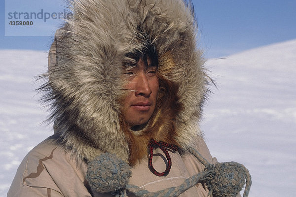 Porträt von Inupiat Eskimo Mann in Wolf Ruff Parka Buckland Alaska Western Frühling