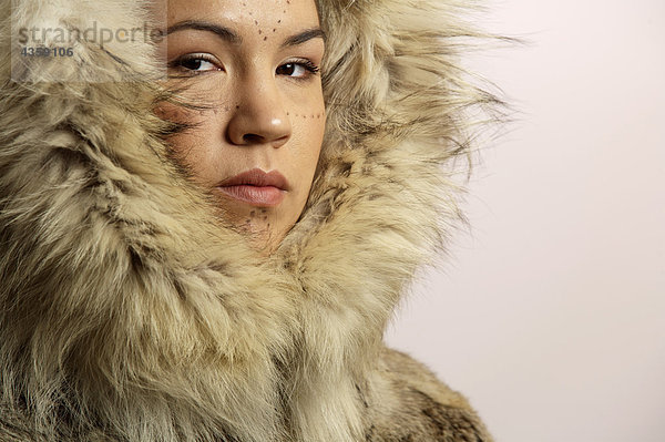 Portrait of Native Alaskan Inupiat Woman in Wolf Pelz in Studio Alaska