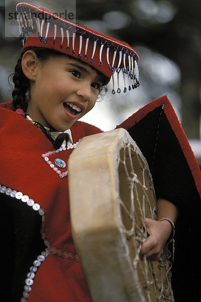 Young Native Mädchen führt traditionellen Tanz SE Alaska Sommer in der Nähe von Juneau