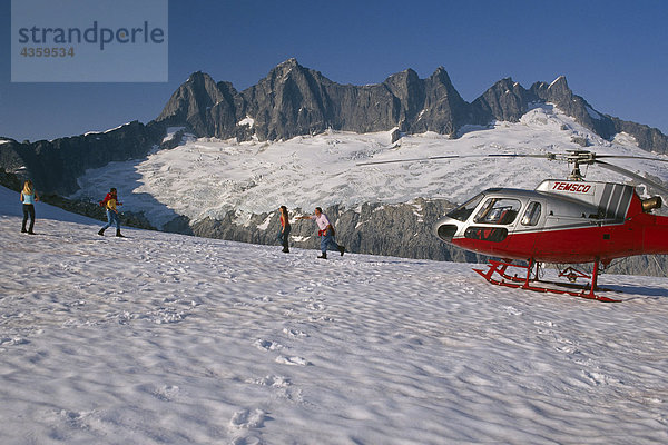 Besucher genießen Schneeballschlacht während auf Hubschraubertour  Mendenhall-Gletscher  Alaska Juneau Ice Field SE