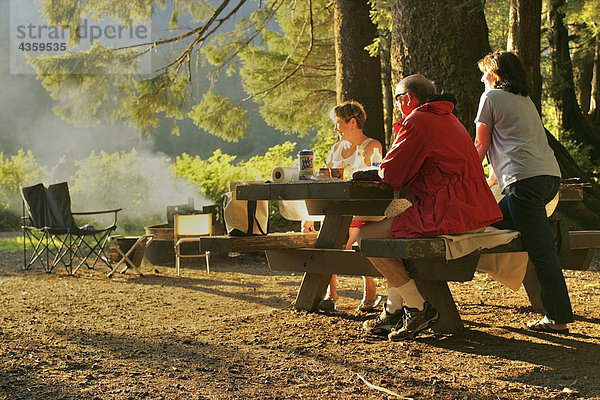 Besucher genießen ein Picknick im Ward See in der Nähe Ketchikan  Alaska im Sommer