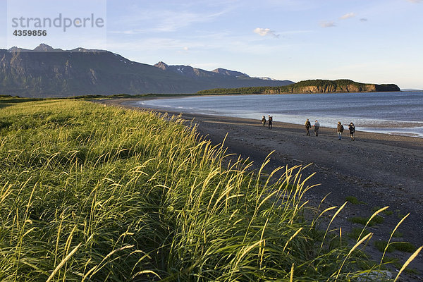 Touristen anzeigen Hallo Bay nahe der Mündung des Big River mit Yak Peak im Hintergrund  entlang der Küste der Katmai National Park  Alaska