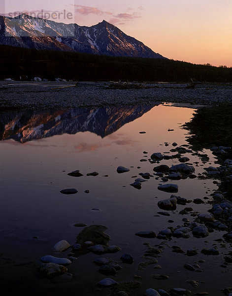 Berg Beleuchtung Licht Spiegelung Fluss Süden Matanuska-Susitna Borough Alaska Alpenglühen