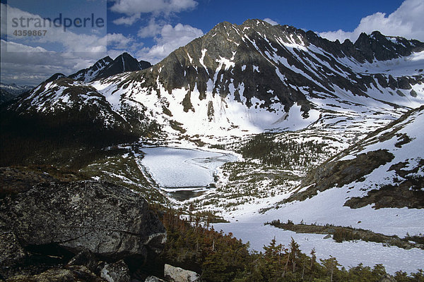 Mit Blick auf eine Mtn See von the Chilkoot Trail in der Nähe von Skagway  Alaska Tongass National Forest südöstlich