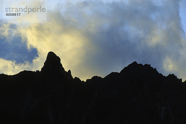 Robuste Ridgeline @ Sunrise in der Nähe von Wiseman AK AR Sommer Backlit Silhouette