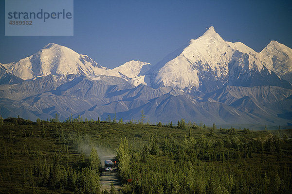 Tour-Bus übergeben einander auf Park Road Denali National Park Inland Alaska Sommer