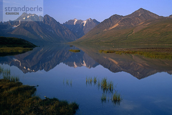 Chigmit CT reflektieren in türkis See im Lake Clark National Park South Central Alaska Sommer