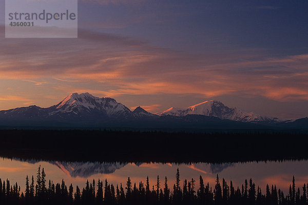 Wrangell spiegeln sich in Willow Lake @ Sonnenuntergang AK SC Sommer