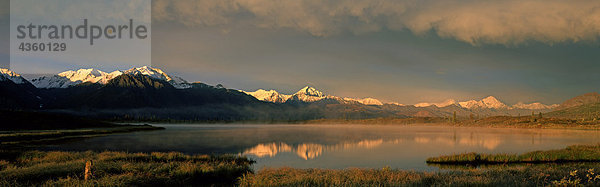 Panoramische Landschaft des Sees nahe Spezialviser Mtn SC Alaska