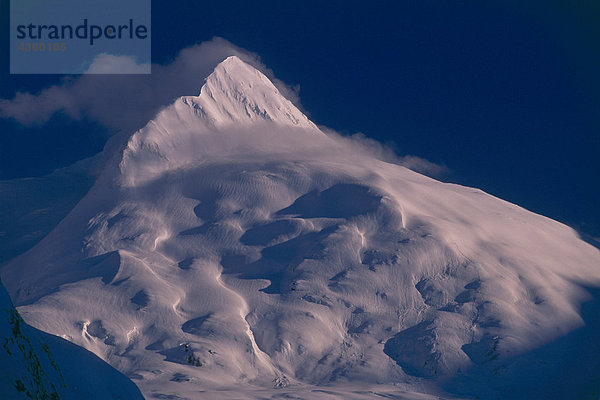 Sonnenbankbraun schneebedeckte Gesicht des Mt Alpenglühen Chugach Mtn AK SC Winter