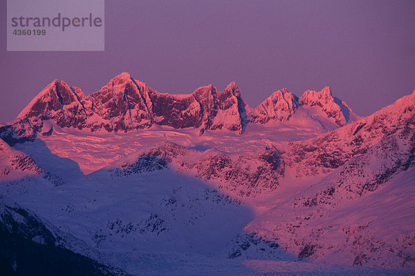 Alpenglühen leuchtet Mendenhall Towers über den Gletscher @ Sunrise Küste CT Southeast Alaska Winter