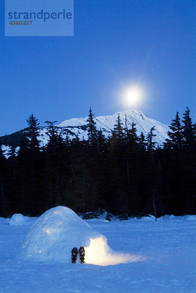 Hand gebaut Iglu in Moonlight beleuchtet mit Schneeschuhen am Eingang Gletscher Tal Girdwood Alaska