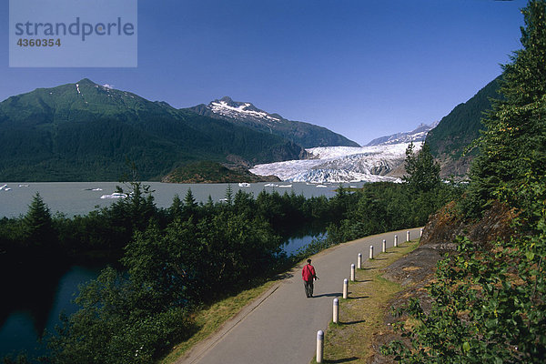 Besucher Wandern auf Trail System um Mendenhall See w/Gletscher Küste CT Tongass National Forest AK