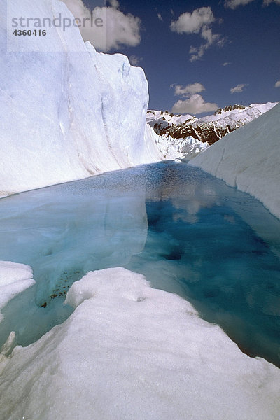 Gletscher schmelzen Teich über Mendenhall-Gletscher Coast Mountains Tongass National Forest südöstlich AK Sommer