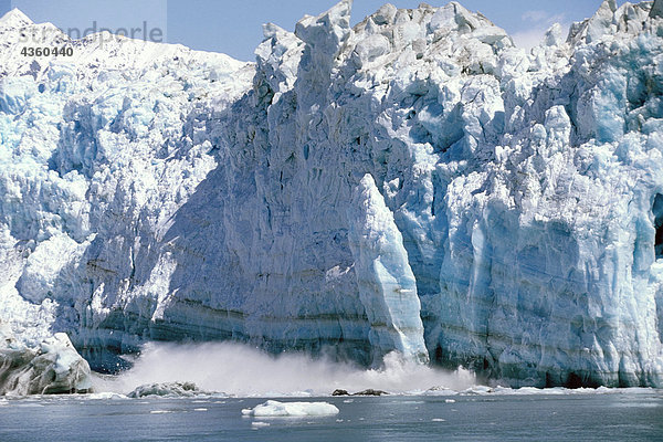 Große Eis Chunk Kälber aus Gesicht der Hubbard-Gletscher südöstlichen Alaska Sommer