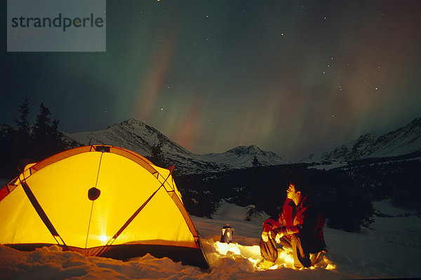 Mann sieht Nordlichter von Campingplatz SC AK Winter Chugach CT