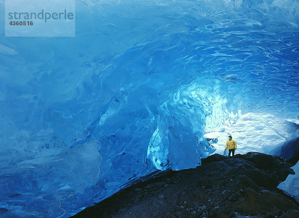 Person  die im Eis steht Höhle Mendenhall-Gletscher SE Alaska Sommer Scenic