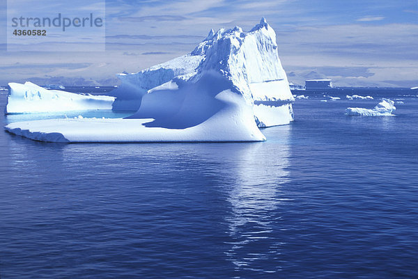 Verzweigte Eisberg im Wasser Antarktis