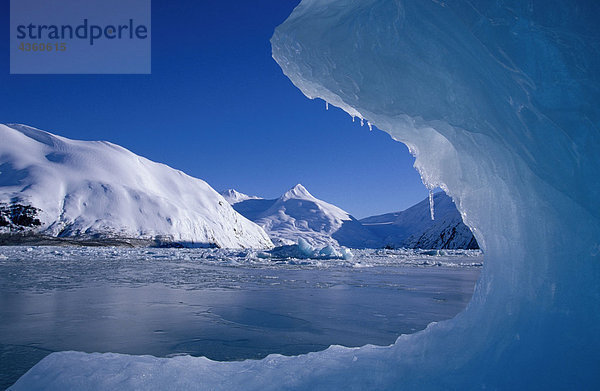 Eisberg auf gefrorenen Portage Lake Winter Alaska