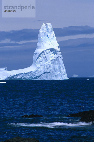Hoch aufragenden Eisberg in der Nähe von Süd-Georgien ist Antarktis Sommer