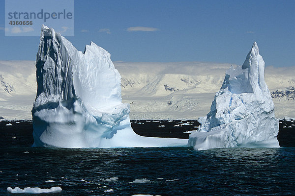 FreeForm Eisberge Floating in den antarktischen Ozean in der Nähe von S. Georgia IsSummer