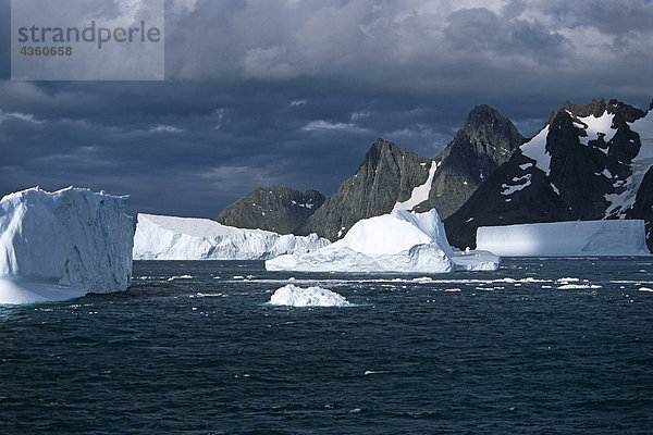 Eisberge aus zerklüfteten Küste von S. Georgia ist Antarktis Sommer