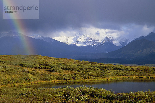 Bildet sich ein Regenbogen über Tundra Teich im Denali-Nationalpark w/Alaska Range im Hintergrund Interior Sommer