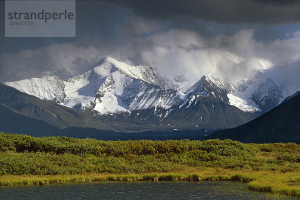 Bildet sich ein Regenbogen über Tundra Teich im Denali-Nationalpark w/Alaska Range im Hintergrund Interior Sommer