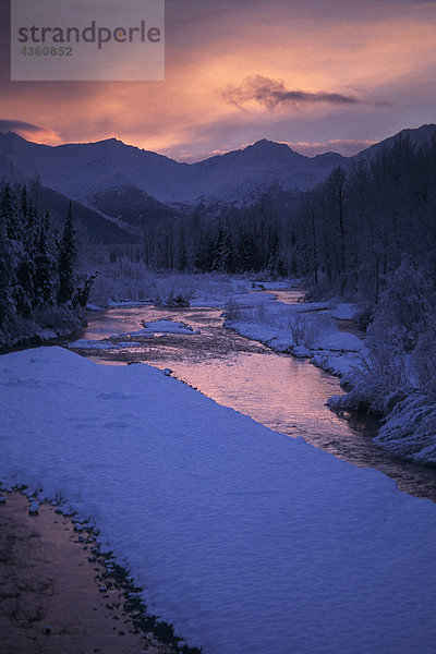 Sonnenuntergang über Gletscher Creek Chugach CT SC AK Winter/Nnear Girdwood