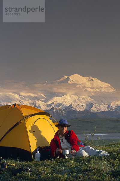 Backpacker von Zelt w/Mt McKinley Denali NP im AK Sommer